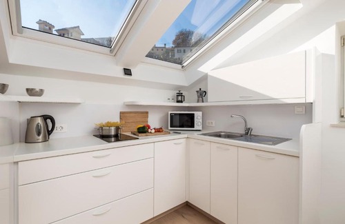 Ika Apartment | Seaside Apartment Retreat with Oceanfront Views - 9/10 Rated