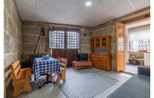Arnoia Apartment | Inviting Apartment in Arnoia with Family-Friendly Amenities