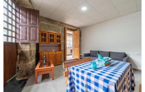 Arnoia Apartment | Inviting Apartment in Arnoia with Family-Friendly Amenities