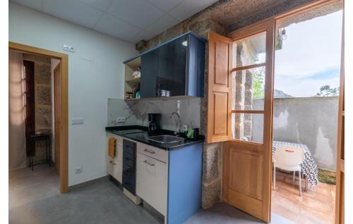 Arnoia Apartment | Inviting Apartment in Arnoia with Family-Friendly Amenities