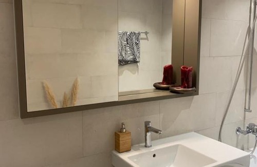 District 4 Apartment | Elegant Apartment in Central Zurich with Great Reviews