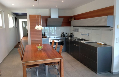 Montreux City Centre Apartment | Lake View Apartment in Montreux with Pool & Breakfast