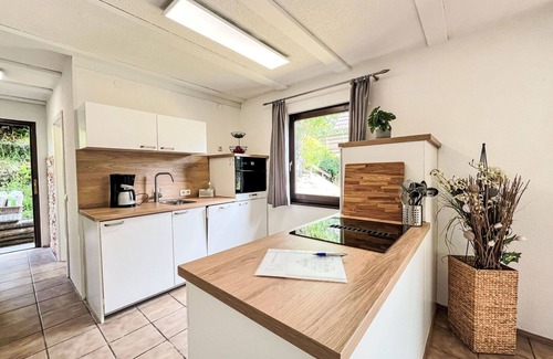 Frankenau House | Cozy Villa Apartment for 4 with WIFI, Pets Welcome & Parking