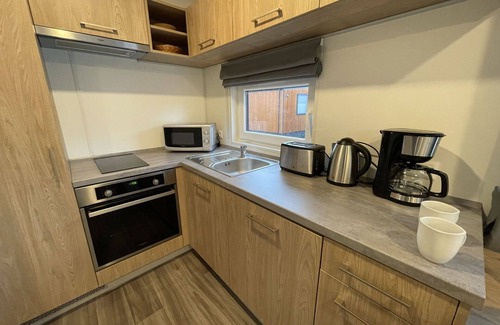Wemding House | Cozy Villa Apartment for 4 with Lake View & Modern Amenities