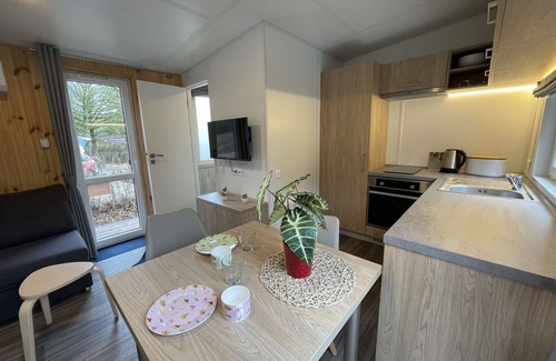 Wemding House | Comfortable Villa Apartment for 4 with Lake View & Terrace