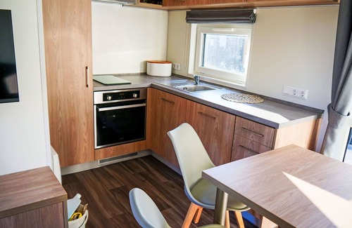 Wemding House | Comfortable Villa Apartment for 4 with Lake View & Terrace