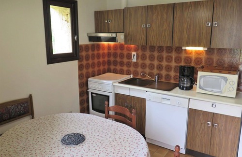 Jayac House | Comfortable Villa Apartment for 6 with WiFi and Balcony