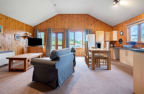 Glen Urquhart House | Cozy Villa Apartment for 6 with WiFi and Pet-Friendly Perks