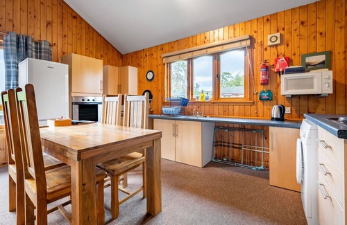 Glen Urquhart House | Cozy Villa Apartment for 6 with WiFi and Pet-Friendly Perks