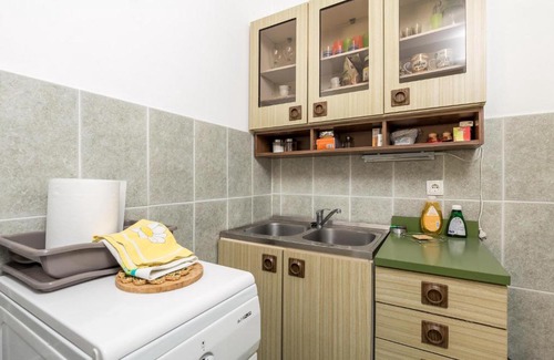Baric Draga Apartment | Cozy Apartment in Baric Draga with Kitchen & WiFi Access