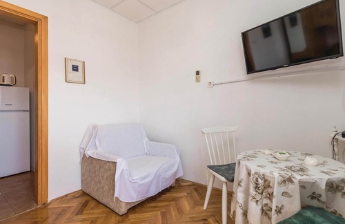 Dinjiska Apartment | Cozy 1 Bedroom Retreat with Ocean Views in Dinjiska