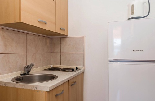 Dinjiska Apartment | Cozy 1 Bedroom Retreat with Ocean Views in Dinjiska