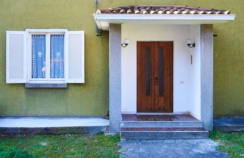 Dervio House | Inviting Villa Apartment for 16 with WIFI, Balcony & Pets