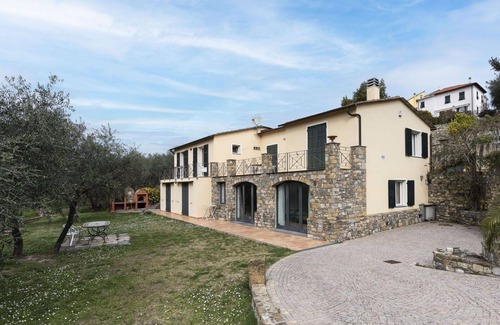 Costa dʼOneglia Villa | Inviting Villa Apartment for 4 with Ocean View & A/C