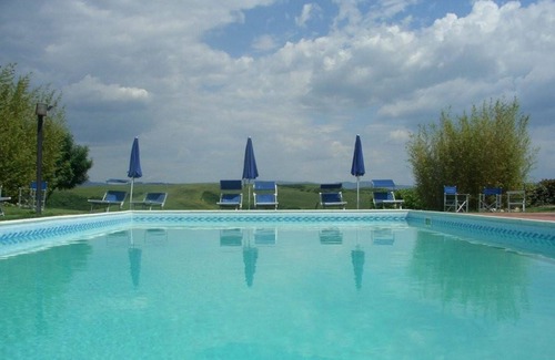 Peccioli Villa | Inviting Villa Apartment with Pool, WIFI & Panoramic Views