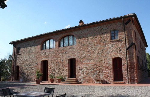 Peccioli Villa | Inviting Villa Apartment with Pool, WIFI & Panoramic Views