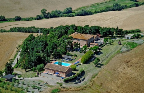 Peccioli Villa | Inviting Villa Apartment with Pool, WIFI & Panoramic Views