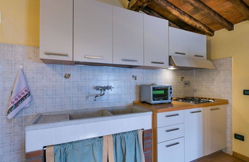 Pescia House | Inviting Villa Apartment for 6 with Private Pool & WIFI