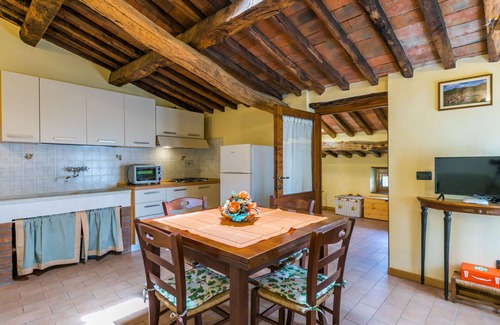 Pescia House | Inviting Villa Apartment for 6 with Private Pool & WIFI