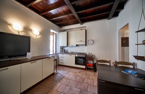 Sirmione Old Town Apartment | Cozy Apartment with Spa in the Heart of Sirmione