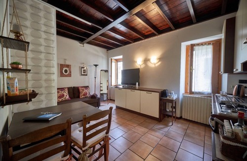 Sirmione Old Town Apartment | Cozy Apartment with Spa in the Heart of Sirmione