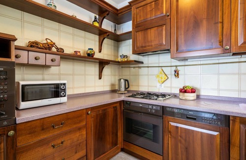 Someraro House | Inviting Villa Apartment for 6 with WiFi, Pets Welcome!
