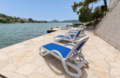 Slivno Apartment | Relax by the Sea in a Spacious Vacation Apartment