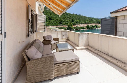 Slivno Apartment | Relax by the Sea in a Spacious Vacation Apartment