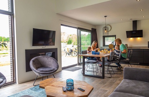 Belfeld House | Relaxing Villa Apartment for 6 with Pool, Terrace & WIFI