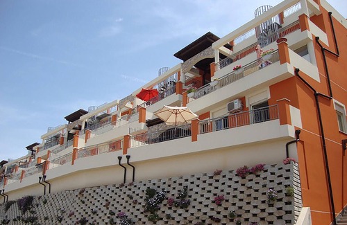 Pizzo Apartment | Cozy Vacation Apartment Steps from the Sea with Pool Access