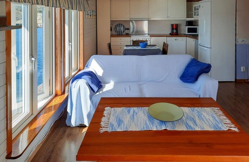 Skaerhamn Apartment | Charming Cottage with Breathtaking Views of Prosteviken