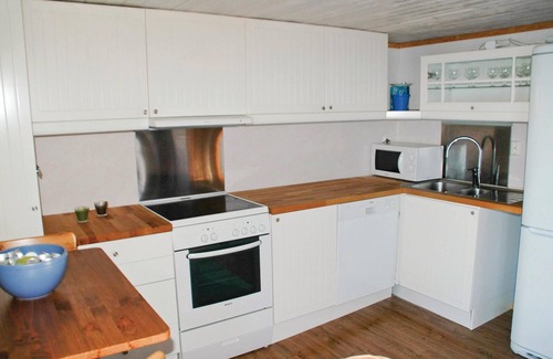 Skaerhamn Apartment | Charming Cottage with Breathtaking Views of Prosteviken