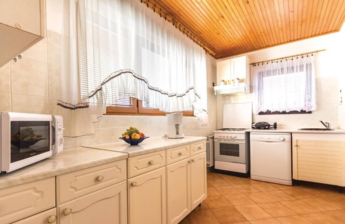Liznjan Apartment | Cozy 3 Bedroom Retreat in Sisan with Oceanfront Views