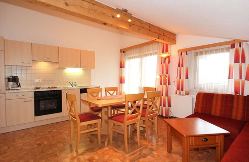 Fuegen Villa | Inviting Villa Apartment with WIFI, Terrace & Pet-Friendly Stay