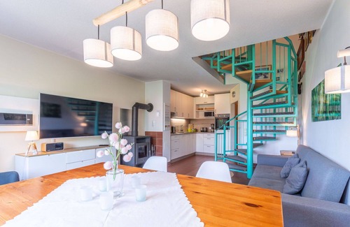 Zandt House | Ideal Villa Apartment for 6: Pets Welcome & Free WiFi