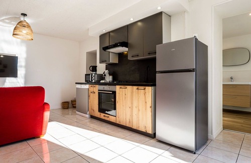 Pirou House | Inviting Villa Apartment for 4 with Ocean Views & WIFI