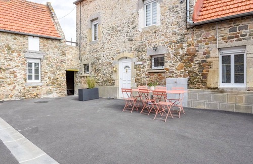 Pirou House | Inviting Villa Apartment for 4 with Ocean Views & WIFI