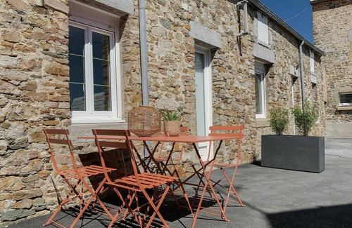 Pirou House | Inviting Villa Apartment for 4 with Ocean Views & WIFI