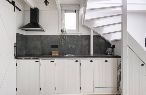 Woudsend House | Inviting Villa Apartment for 4 with WIFI and Patio