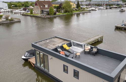 Woudsend House | Inviting Villa Apartment for 4 with WIFI and Patio