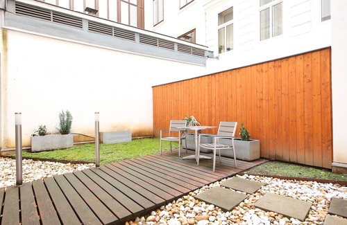 Roßau Apartment | Elegant Apartment in the Heart of Vienna with Breakfast