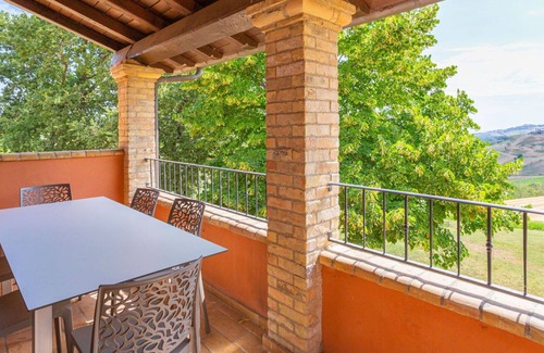 Citta Sant'Angelo House | Beautiful apartment in villa for 10 guests with WIFI, pool, TV, terrace and parking