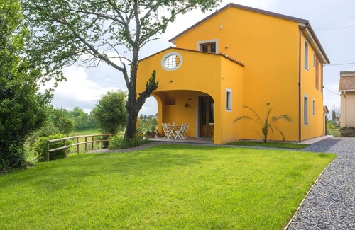 Fucecchio Villa | Relaxing Villa Apartment for 4 with Pool and Pet-Friendly