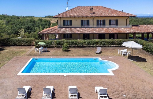 Mombaruzzo Apartment | Inviting Apartment for 12 with Pool, Pets Welcome & Wifi