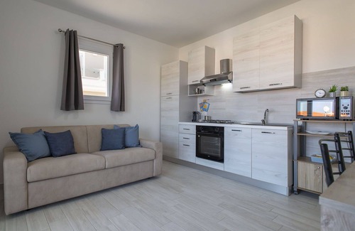 La Muddizza Apartment | Inviting Apartment for 5 with Pool, Ocean View & WiFi