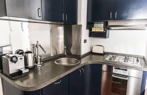 Rione III Colonna Apartment | Prime Location Apartment Near Spanish Steps & Trevi Fountain