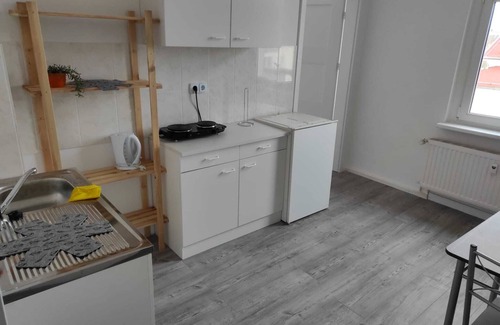 Zeitz Apartment | Cozy Rooftop Apartment for 5 with Breakfast & Pet-Friendly