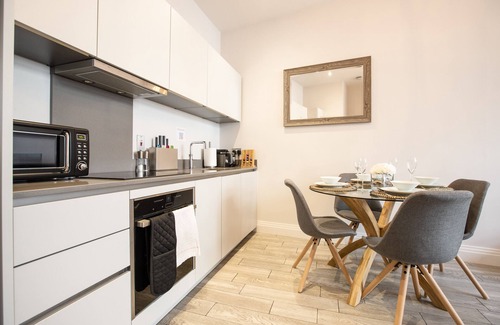 Windsor City Centre Apartment | Prime Location Apartment Across from Windsor Castle