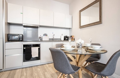Windsor City Centre Apartment | Prime Location Apartment Across from Windsor Castle