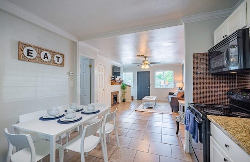 Mahncke Park Apartment | Cozy Apartment @ The Botanical Gardens - Rated 9.4/10!
